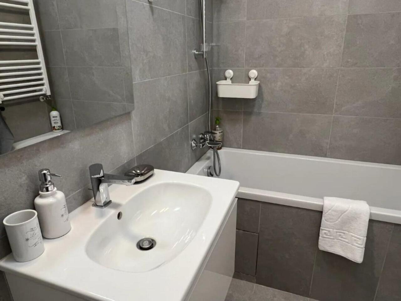 High-Rise Luxury Apartment With Free Parking Бухарест Екстер'єр фото